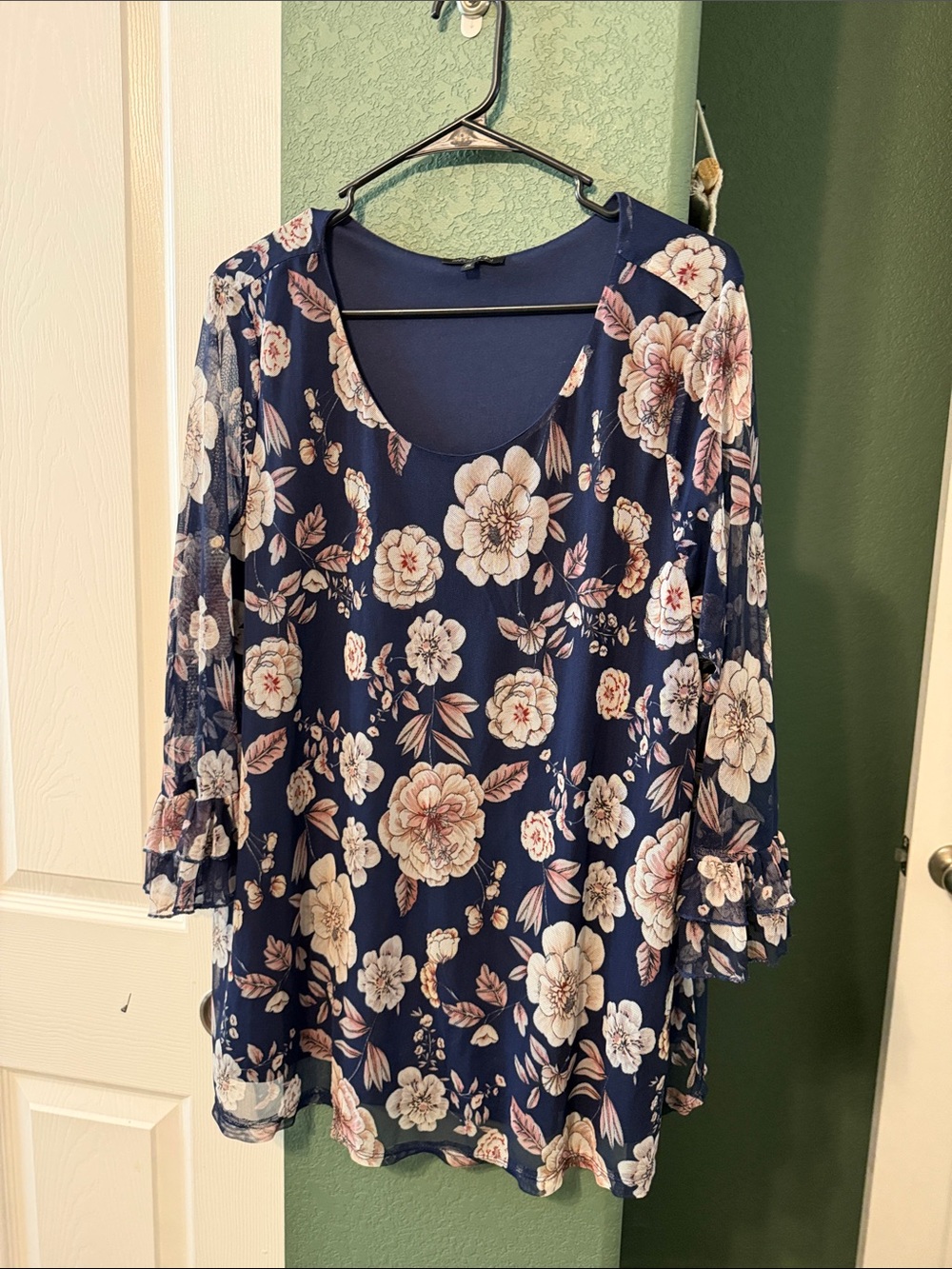 Paper Moon 2X Women's Navy Floral Scoop Neck Blouse